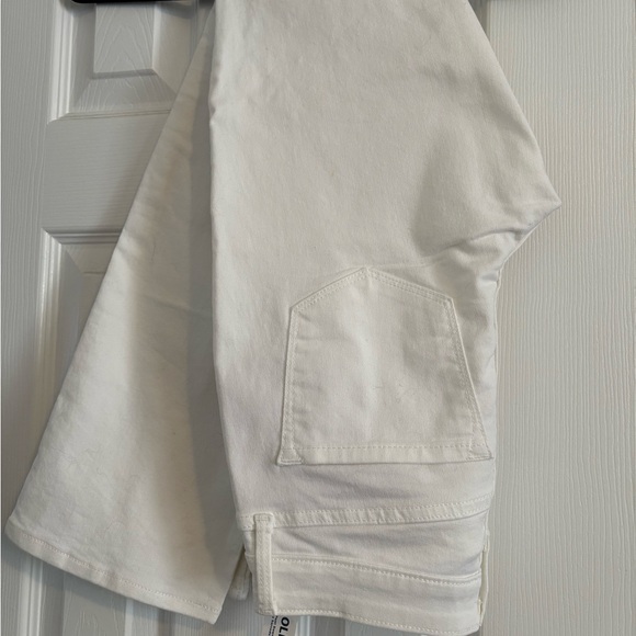 White Denim Jeans Old Navy Womens 4 Mid-Rise Wow Boot Cut NWT - Picture 1 of 2
